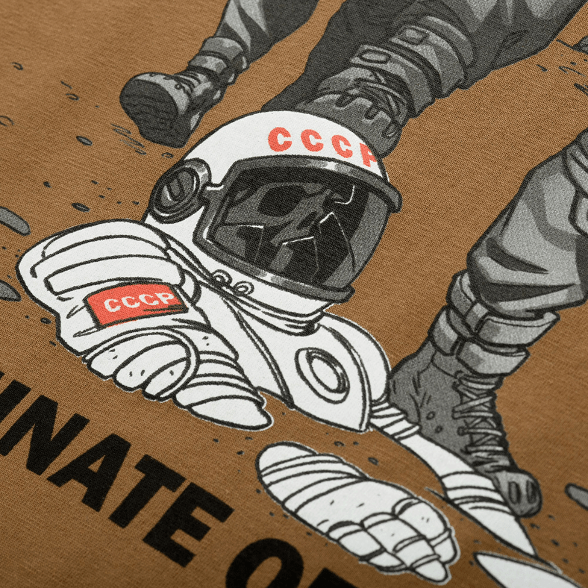 Kuvitus kaatuneesta astronautista, jossa 'CCCP' -kirjoitus kypärässä ja käsi ruskealla taustalla.