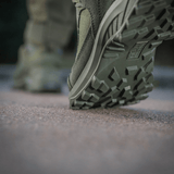 Tactical Sneakers Demi-Season – kevyt ja mukava, sopii retkeilyyn ja polkujuoksuun, kuvattu asfaltoidulla polulla vahvalla pohjalla.