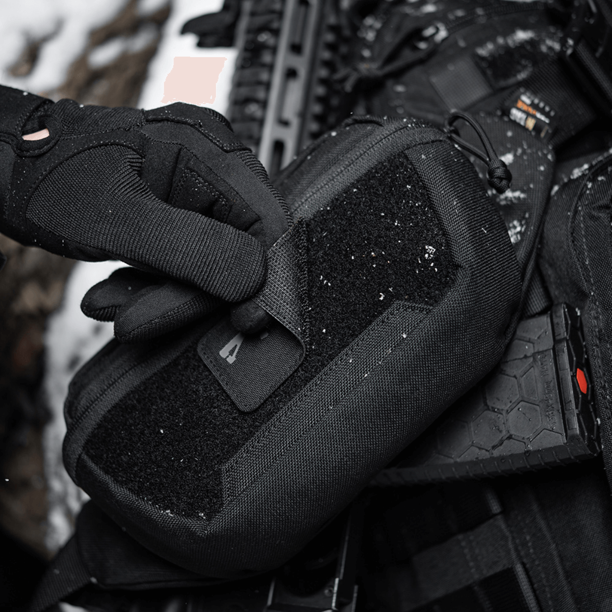 Taktiset varusteet M-Tac AR-15 223/5,56 Laser Cut Patchilla lumisessa ympäristössä.