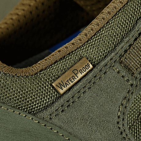 Lähikuva Tactical Sneakers Demi-Season – Kevyt ja mukava vesitiivis merkki, joka osoittaa laatua ja kestävyyttä.