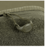 M-Tac Bat Wing Taske Elite Hex lähikuvassa, YKK-vetoketjuilla ja kestävästä Cordura-materiaalista.
