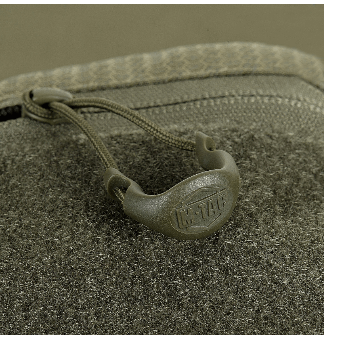 M-Tac Bat Wing Taske Elite Hex lähikuvassa, YKK-vetoketjuilla ja kestävästä Cordura-materiaalista.