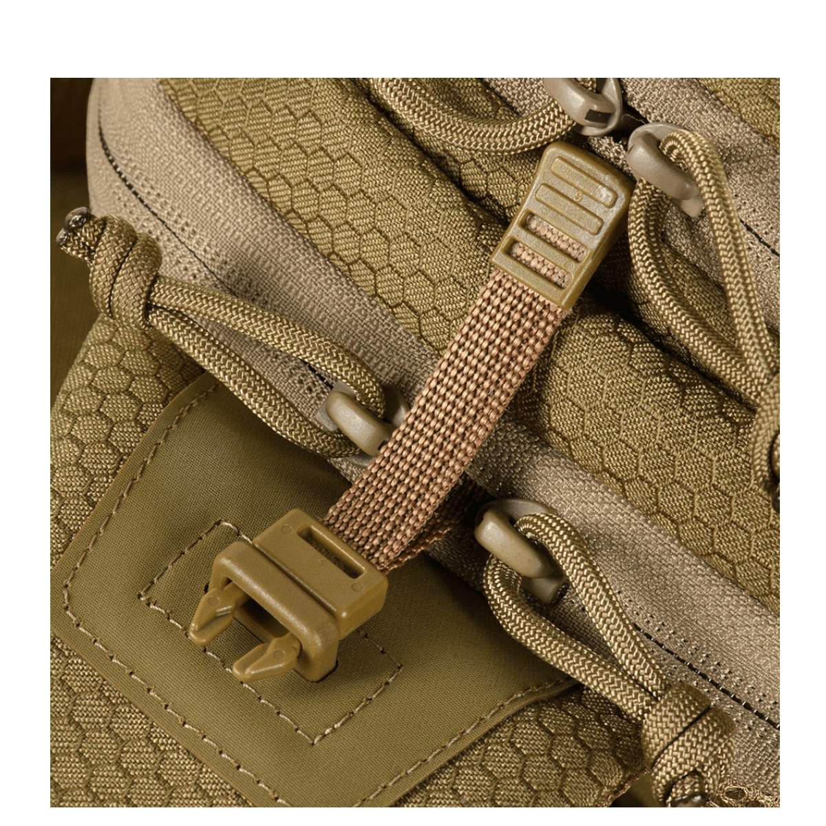 Lähikuva M-Tac Buckler Taske Elite Hexistä, Hex-Cordura-kangas ja MOLLE-järjestelmä lisävarusteille.