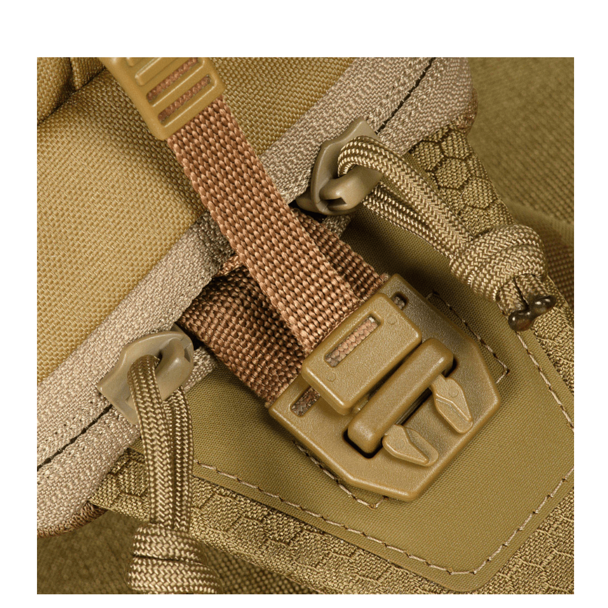 M-Tac Bat Wing Taske Elite Hex kestävästä Cordura-materiaalista, soljen ja lukitusmekanismin yksityiskohta.