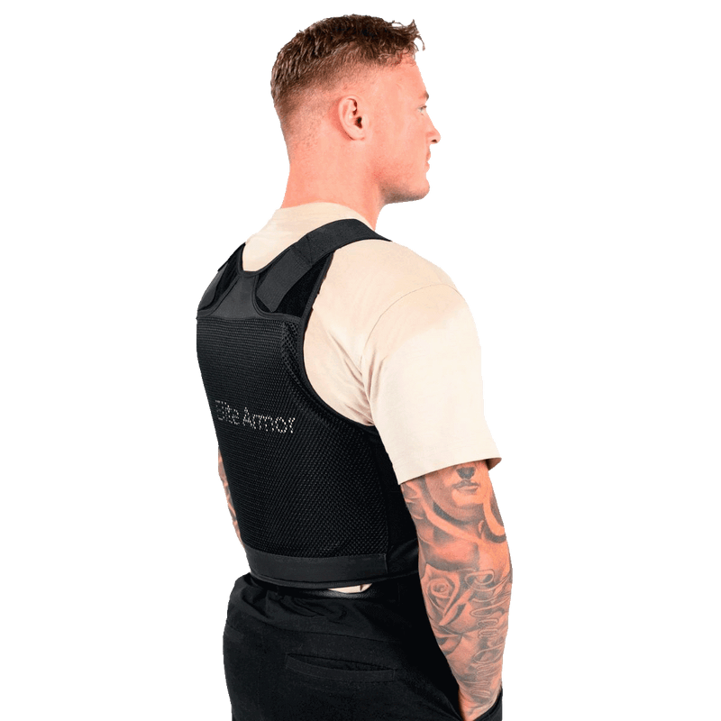 Elite Armor RX2 Stik & Skudsikker Vest – mand iført vest, drejet kropsholdning.